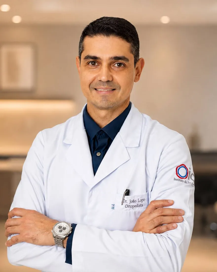 Dr. João Lopo, ortopedista de quadril em Belo Horizonte, de jaleco no consultório