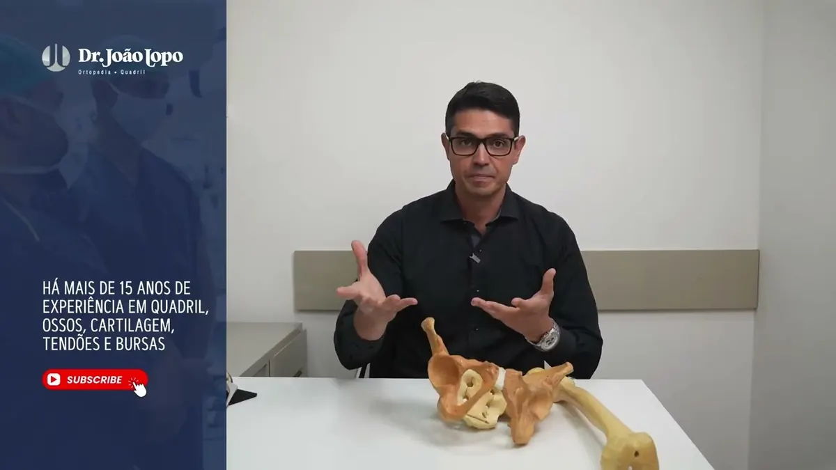 Dr. João Lopo explicando a anatomia do quadril com modelo ósseo no vídeo do YouTube